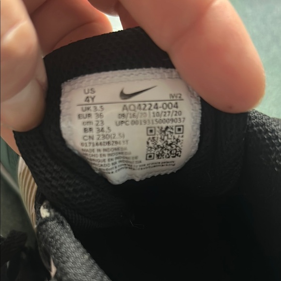 Nike Team Hustle Unisex Shoes 4Y EUC - Picture 2 of 5